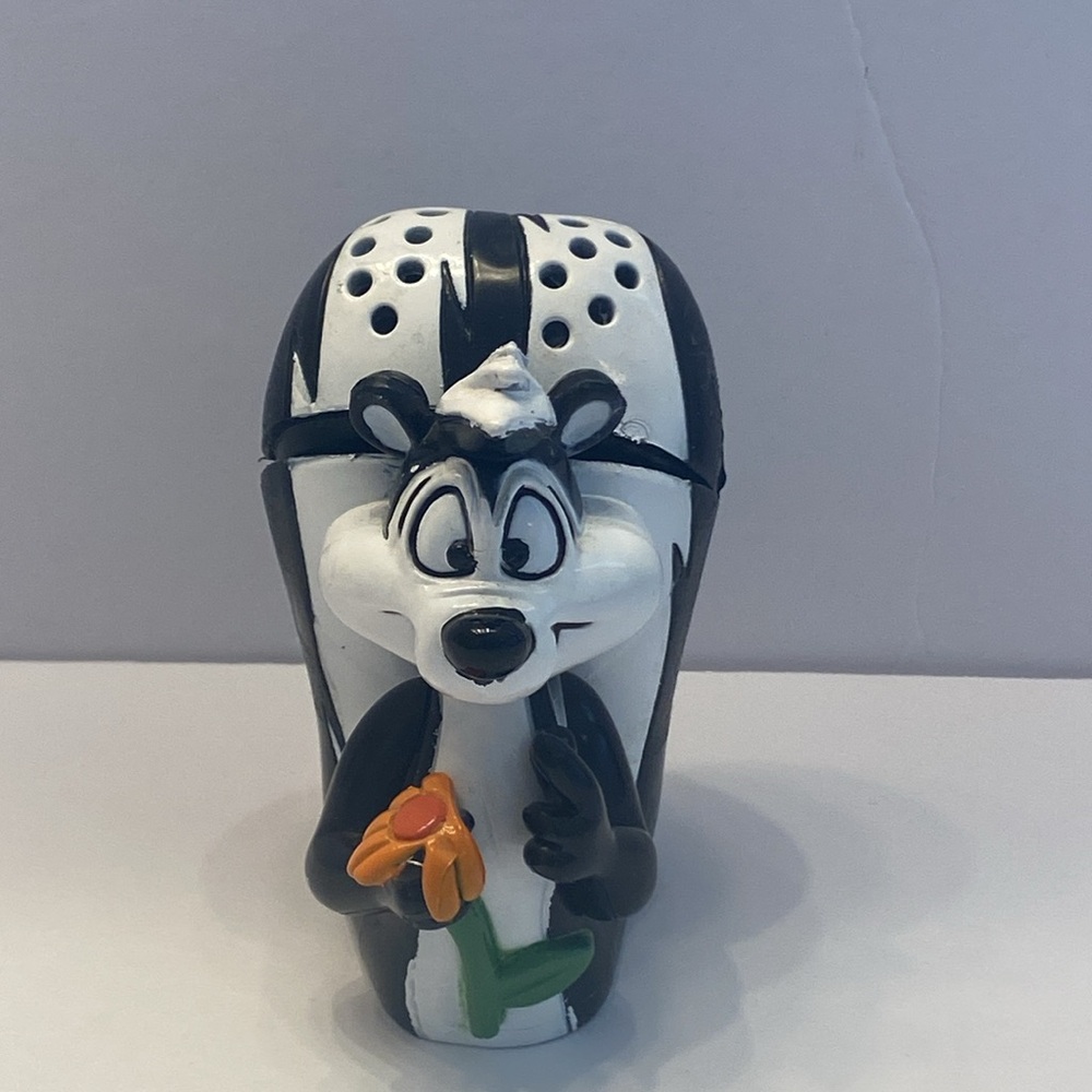 Pepe Le Pew Skunk Baking Soda Holder Figure Figurine 1997 by Giftco. - Picture 3 of 6